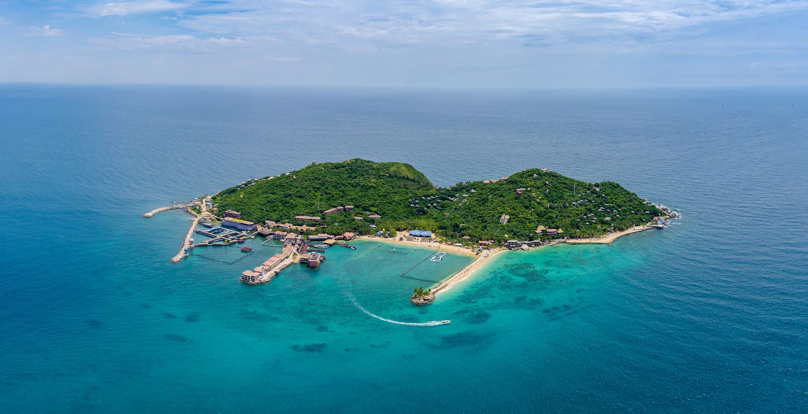 想和家人去三亚旅游，大概5天左右，自由行还是跟团游好？大概多少钱？有哪些必去的景点？怎么玩省心、省力