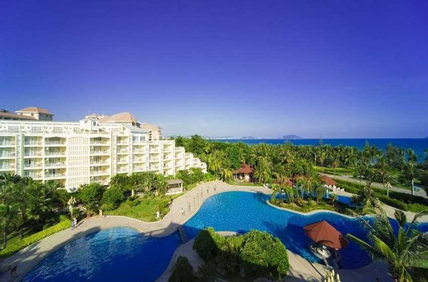 三亚夏日海滩海景酒店